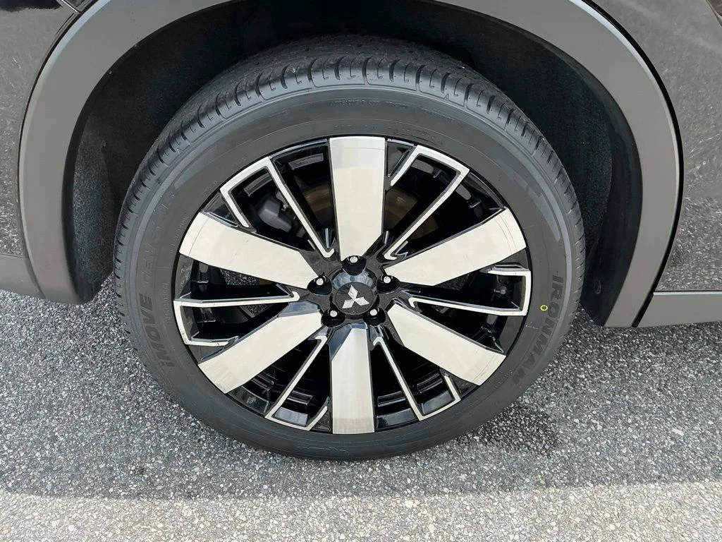 Used 2025  Mitsubishi SE image 10