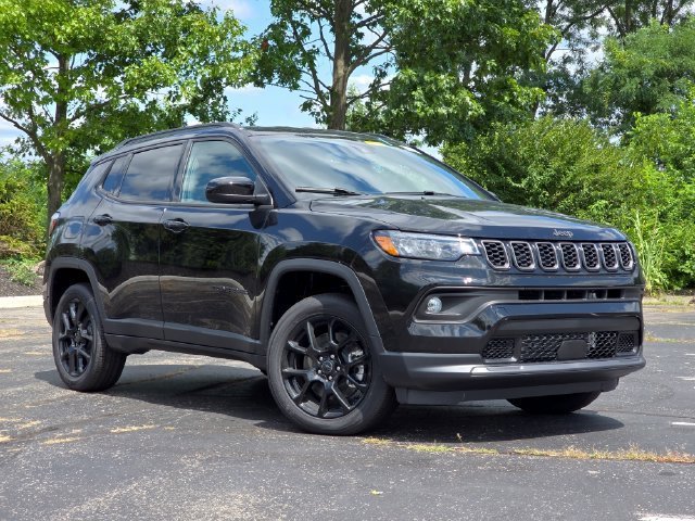 New 2026 Diamond Black Crystal Pearl-Coat Exterior Paint Jeep Latitude image 2
