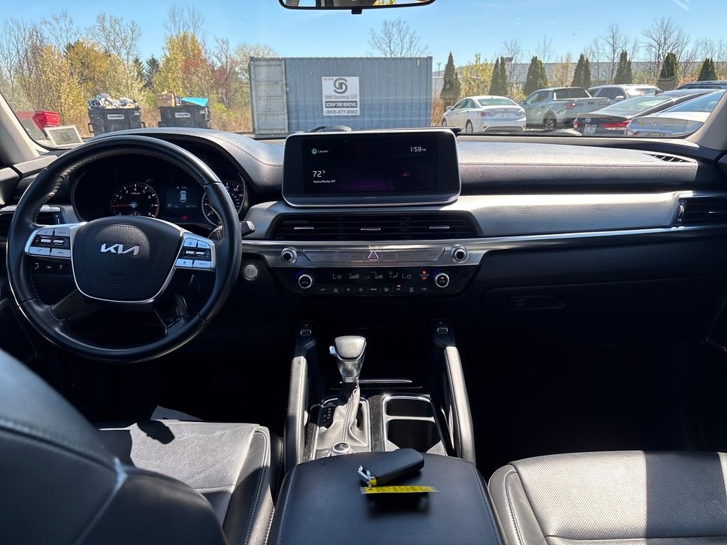 Used 2022 White Kia S image 17