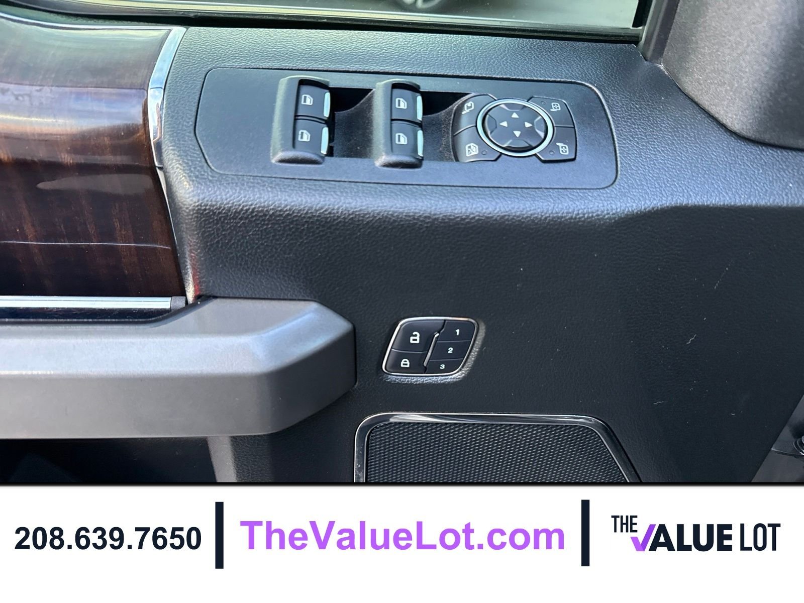 Used 2015  Ford Platinum image 22