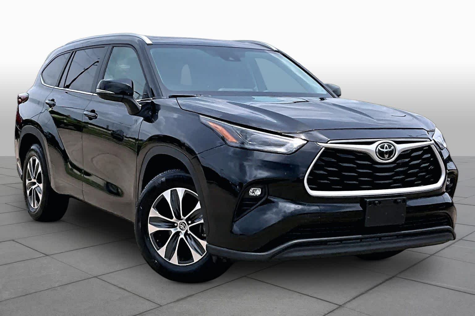 Used 2025 Midnight Black Metallic Toyota XLE image 3