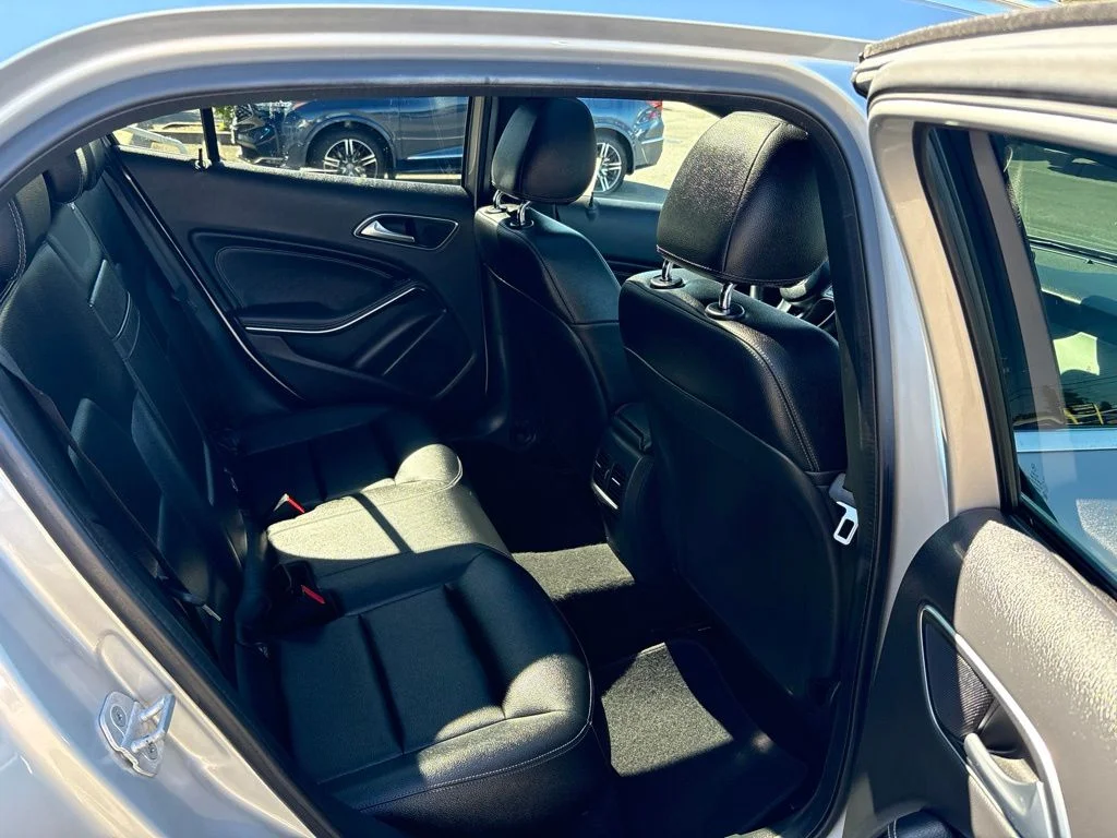 Used 2018 Silver Mercedes-Benz GLA 250 image 25