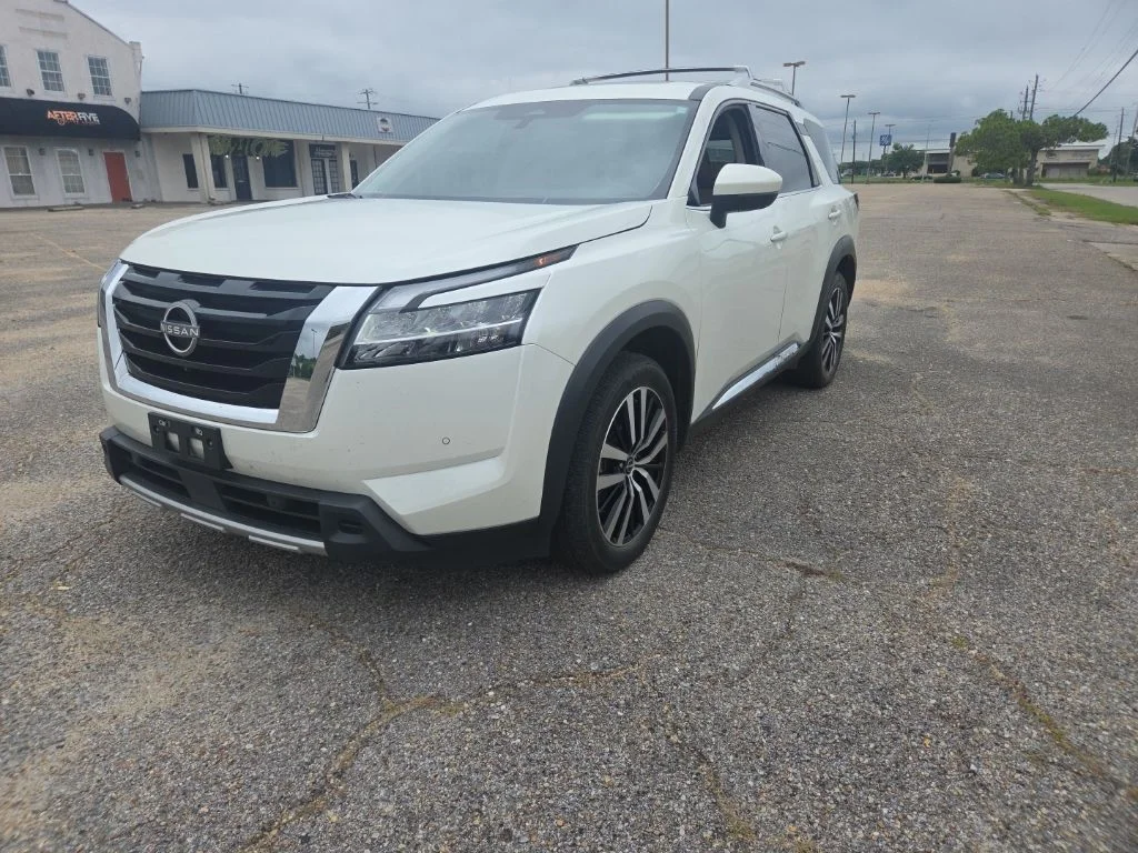 Used 2023 White Nissan Platinum image 3