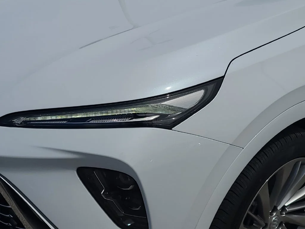 New 2026 Iridescent White Tricoat Buick Avenir image 23