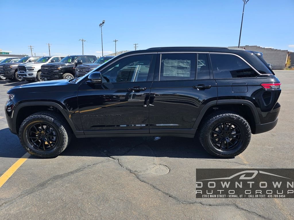 New 2026 Diamond Black Crystal Pearlcoat Jeep Altitude image 6