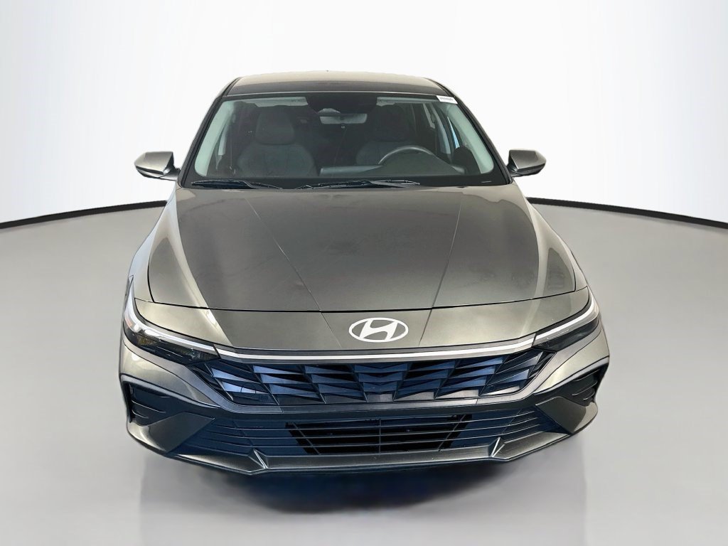 Used 2025 Amazon Gray Hyundai SE image 2