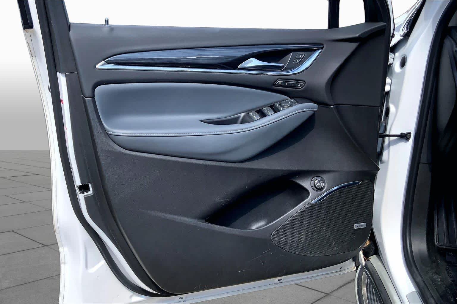 Used 2018 White Frost Tricoat Buick Premium image 21