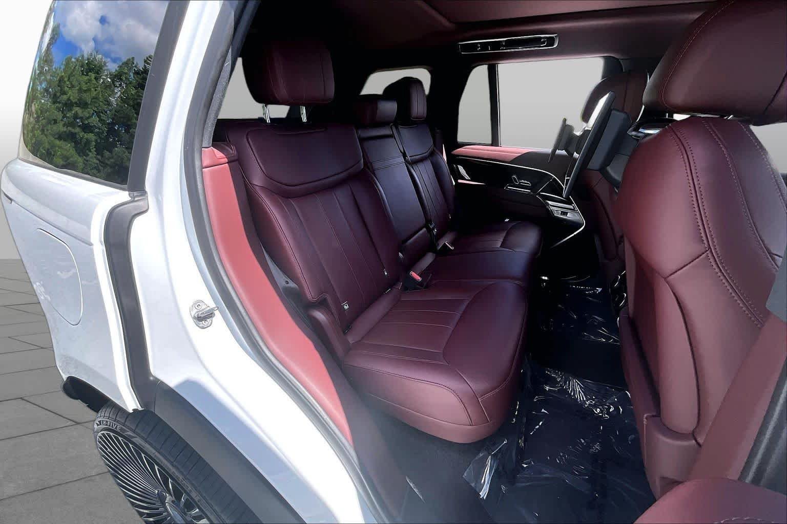 Used 2023 Icy White SV Bespoke Special Effect Satin Land Rover SE image 19