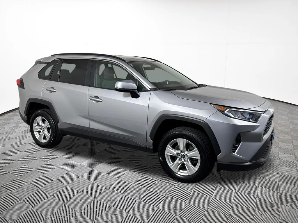 Used 2020 Silver Sky Metallic Toyota XLE image 5