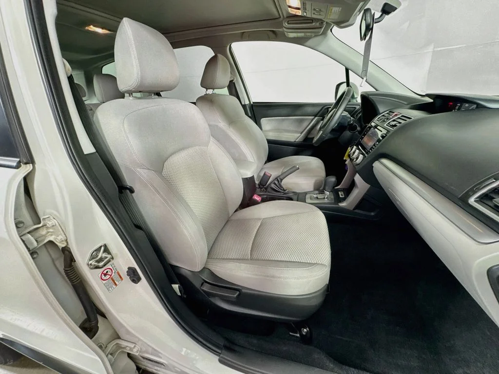 Used 2018 White Subaru 2.5i Premium image 34