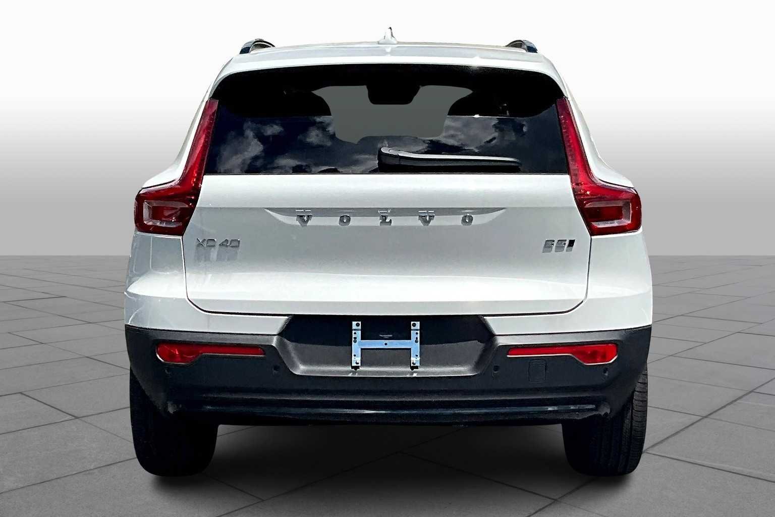 2026 Volvo XC40 Plus - Photo 4