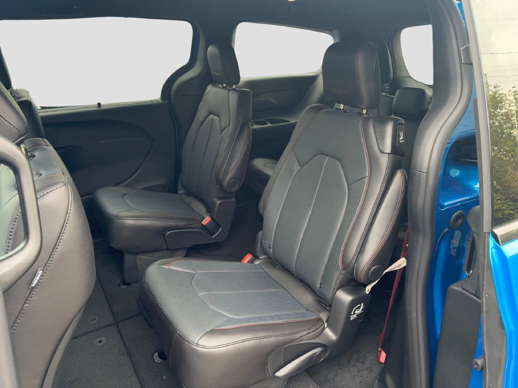 New 2027 Hydro Blue Pearl-Coat Exterior Paint Chrysler Select image 19