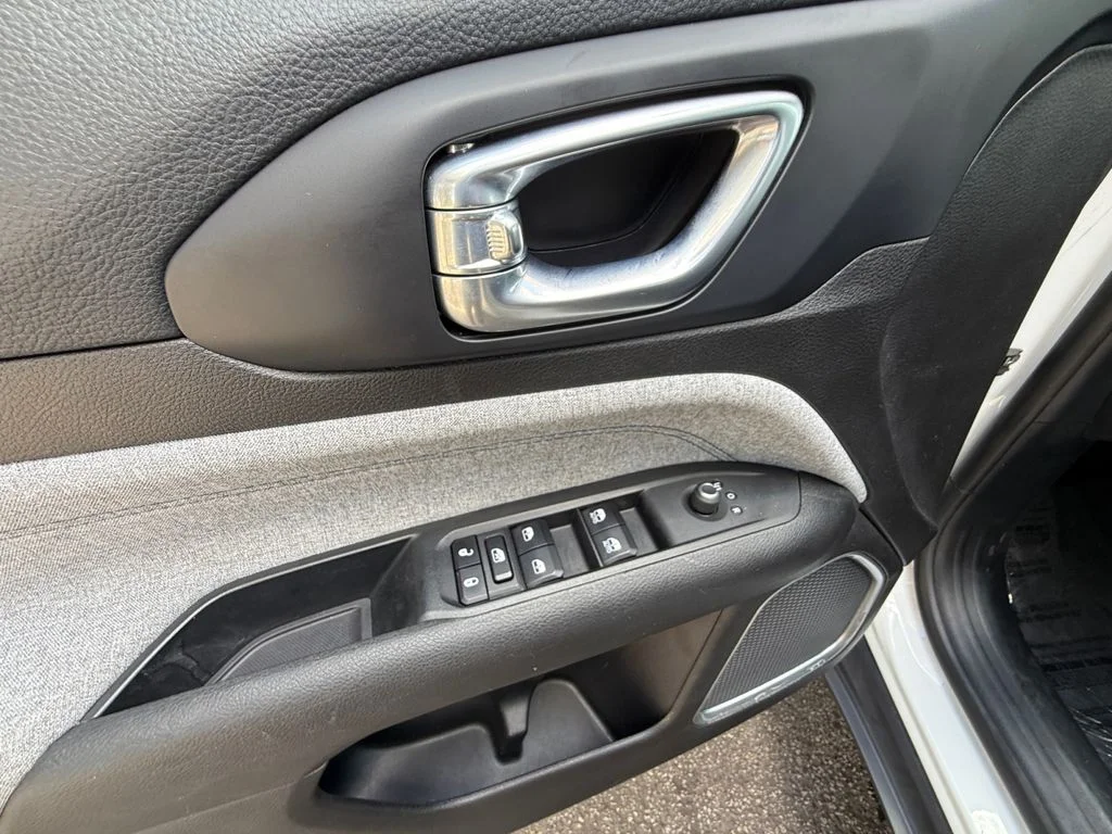 Used 2024 White Jeep Latitude image 11