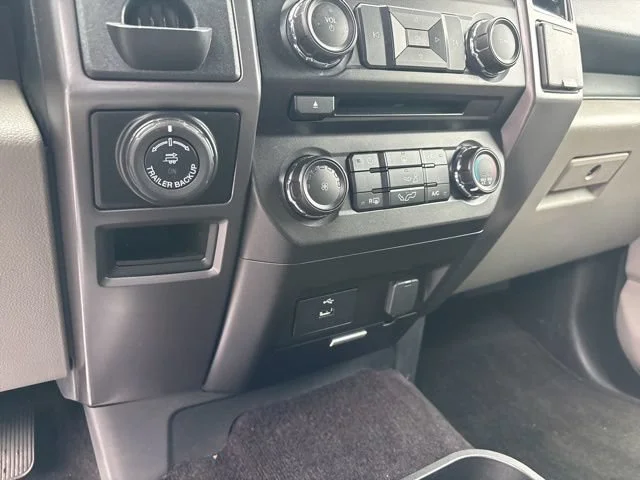 Used 2017 Oxford White Ford XLT image 29
