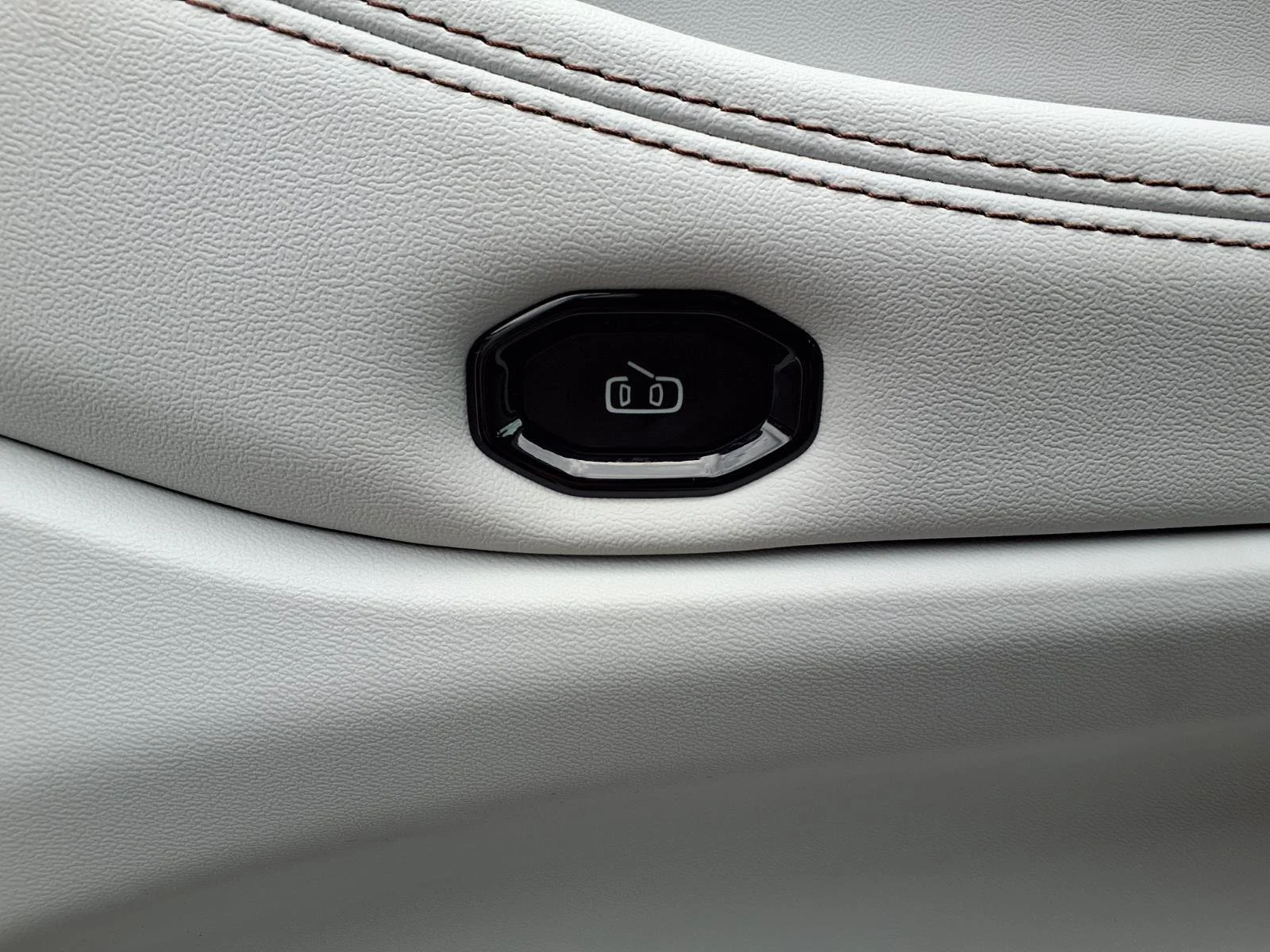 New 2026 Bright White Clear-Coat Exterior Paint Jeep Limited image 13