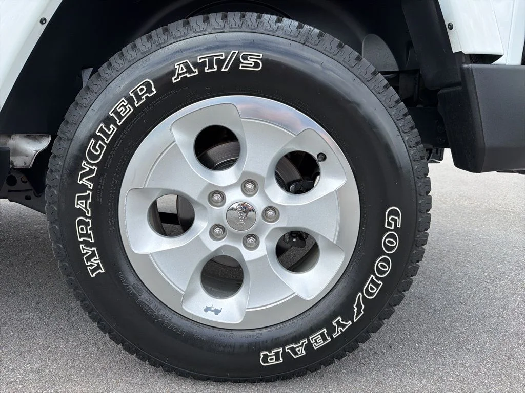Used 2015 White Jeep Unlimited Sahara image 11