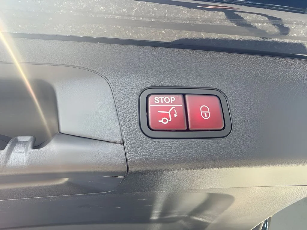 Used 2025  Mercedes-Benz GLS 450 image 28