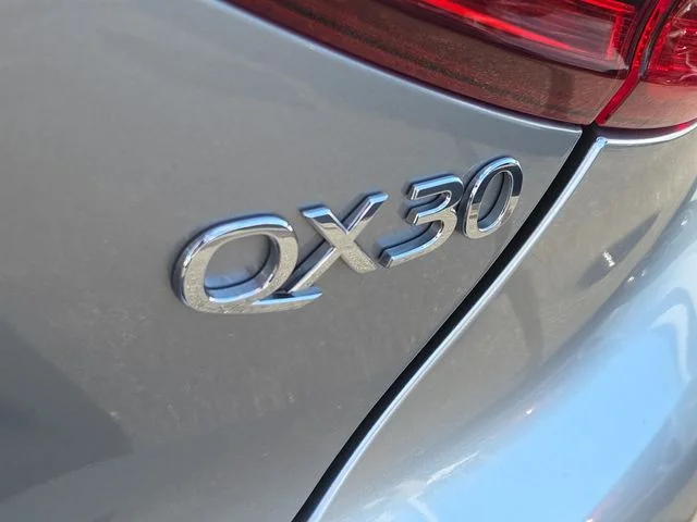 Used 2017 Silver INFINITI Luxury image 5