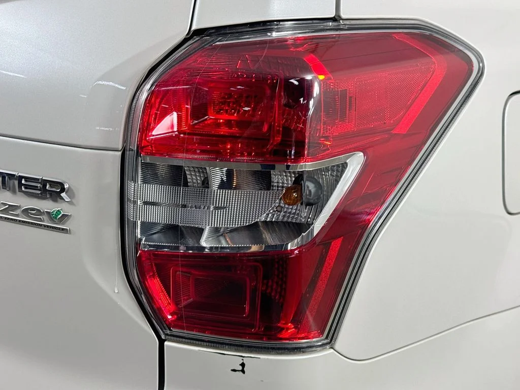 Used 2015 White Subaru 2.5i Touring image 33
