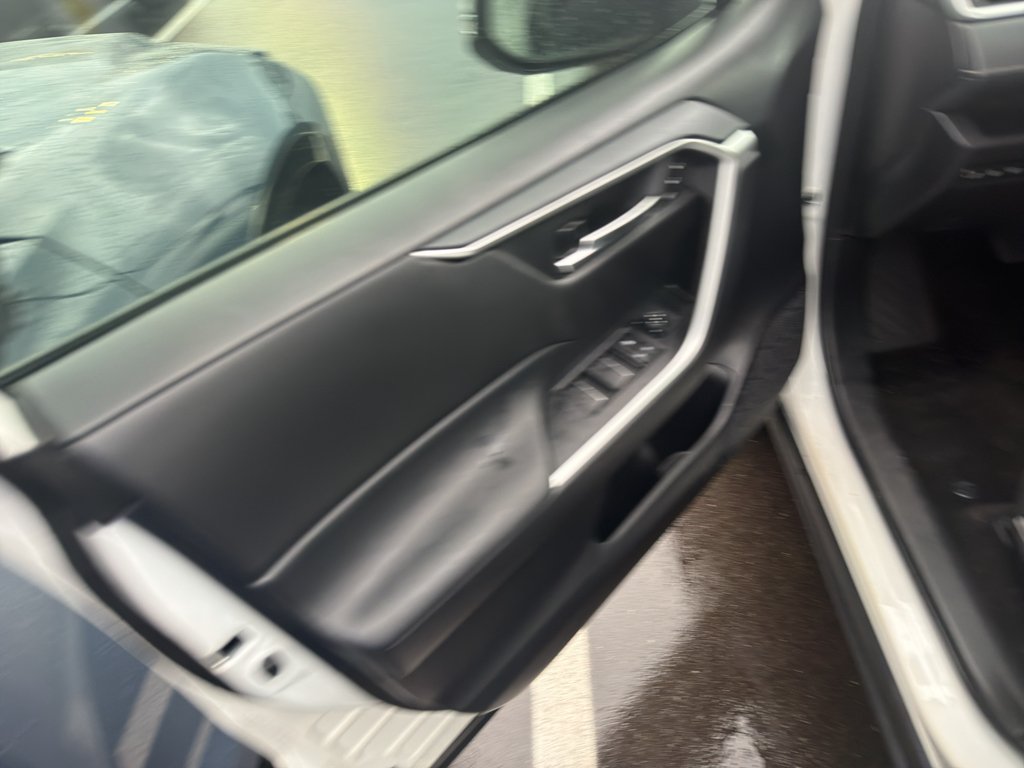 Used 2024 Wind Chill Pearl Toyota XLE Premium image 9