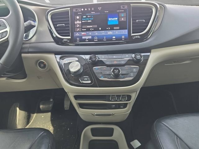 Used 2022 Black Chrysler Touring L image 3