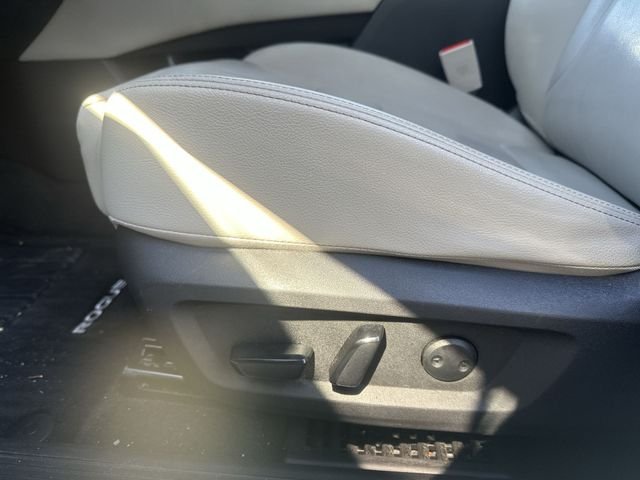 Used 2023 White Nissan SL image 16