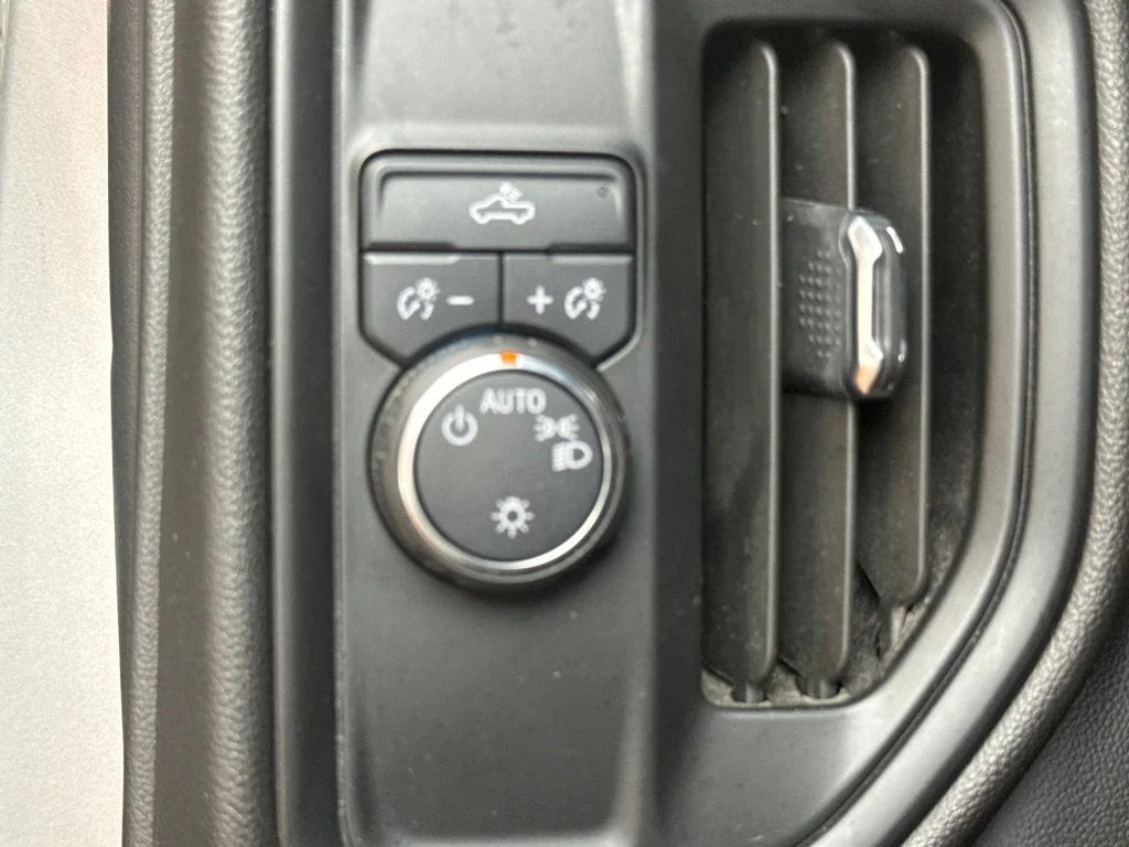 Used 2022 Silver Ice Metallic Chevrolet Custom image 20