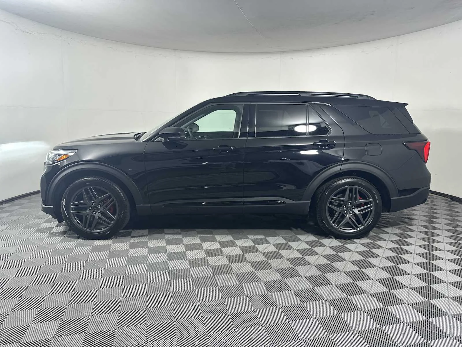New 2026 Agate Black Metallic Ford ST image 4