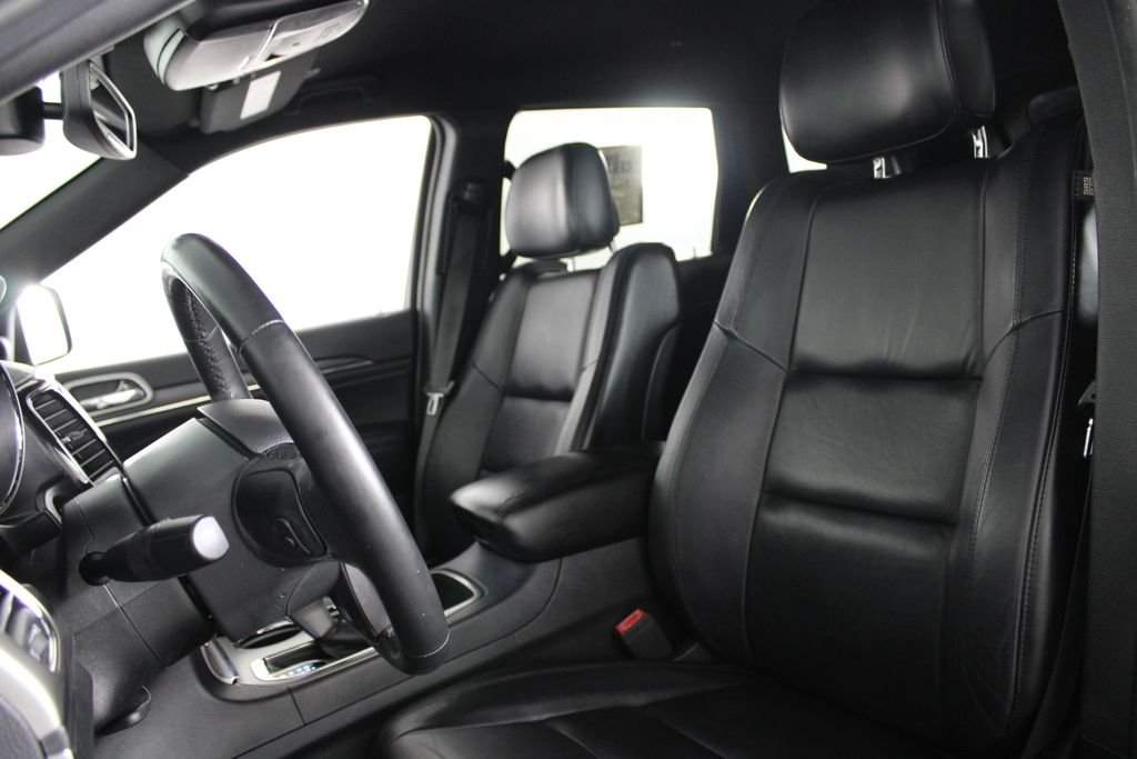 Used 2019 Silver Jeep Limited image 19