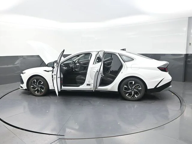 Used 2025 White Hyundai SEL image 42