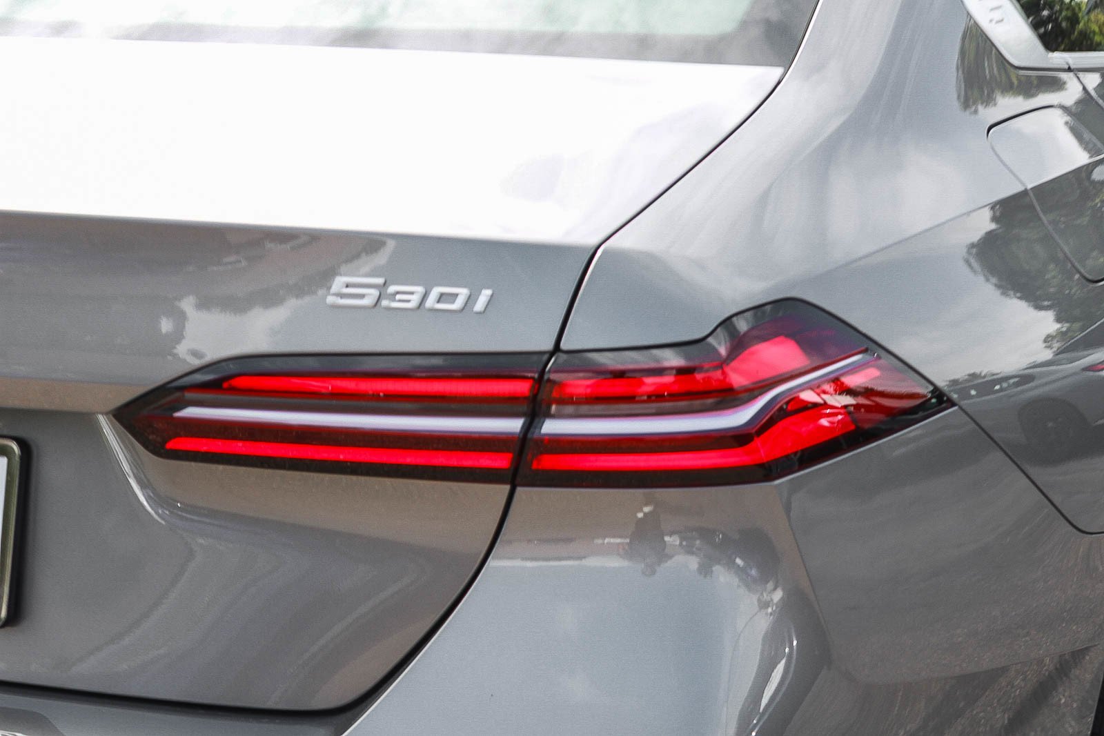 New 2027 Oxide Grey Metallic BMW 530i image 7