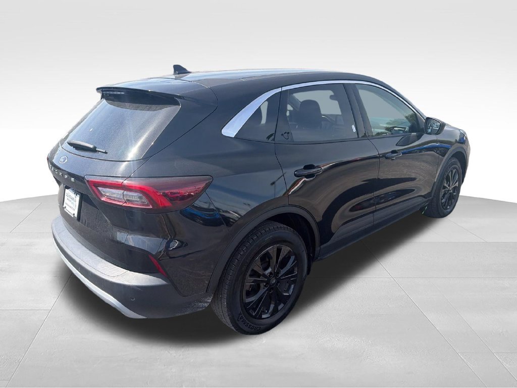 Used 2023 Black Metallic Ford Active image 5