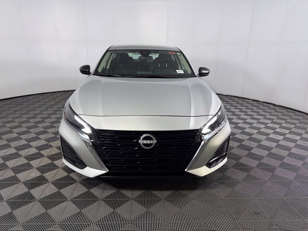 Used 2025 Silver Nissan 2.5 SV image 4