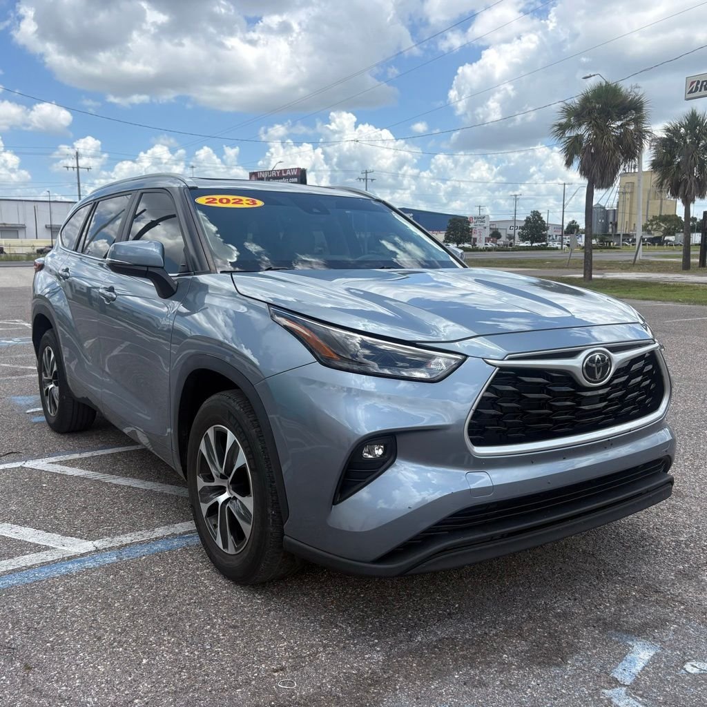 2023 Toyota Highlander XLE FWD's photo