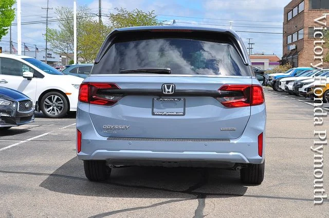 New 2026 Sonic Gray Pearl Honda Touring image 4