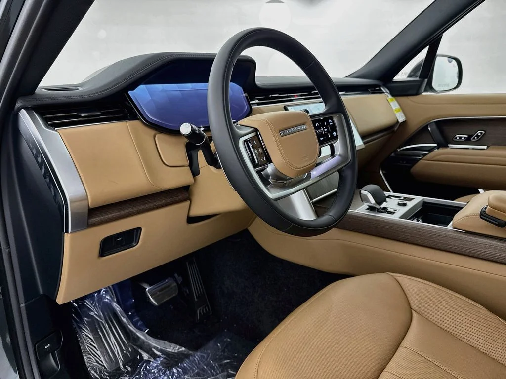 New 2027 Belgravia Green Land Rover SE image 9