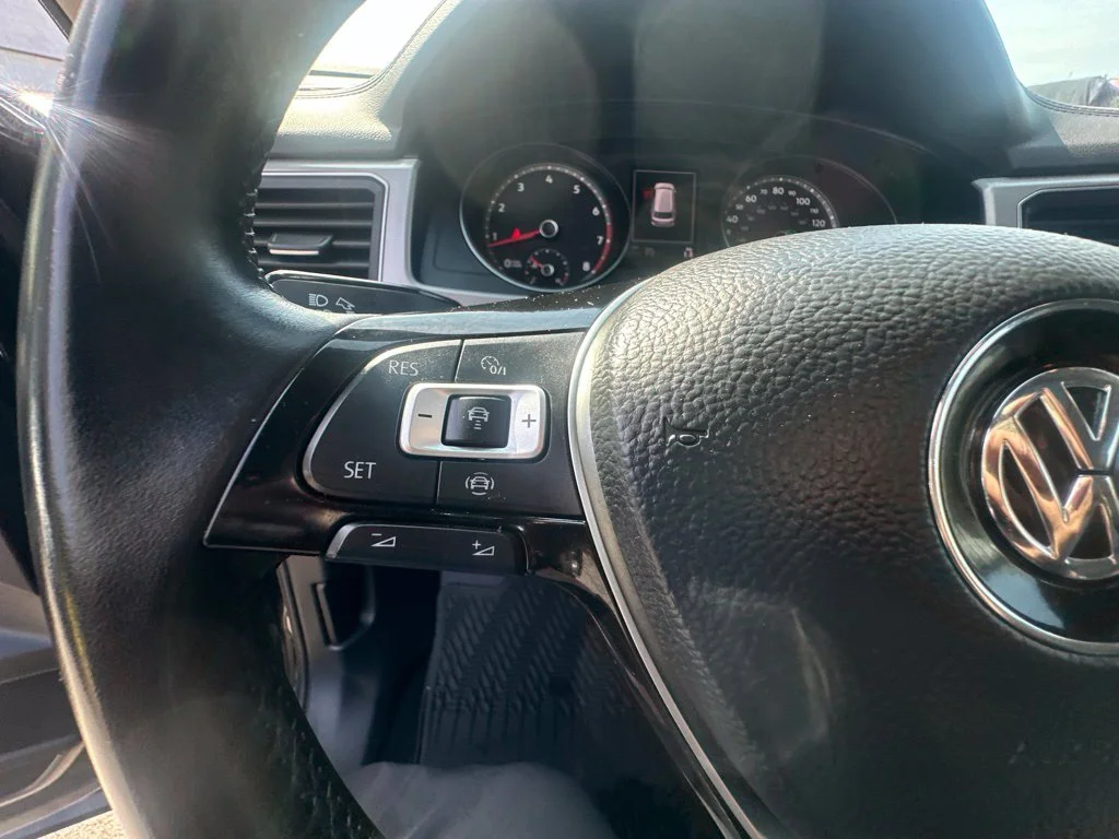 Used 2019 Black Volkswagen 3.6L V6 SE image 14