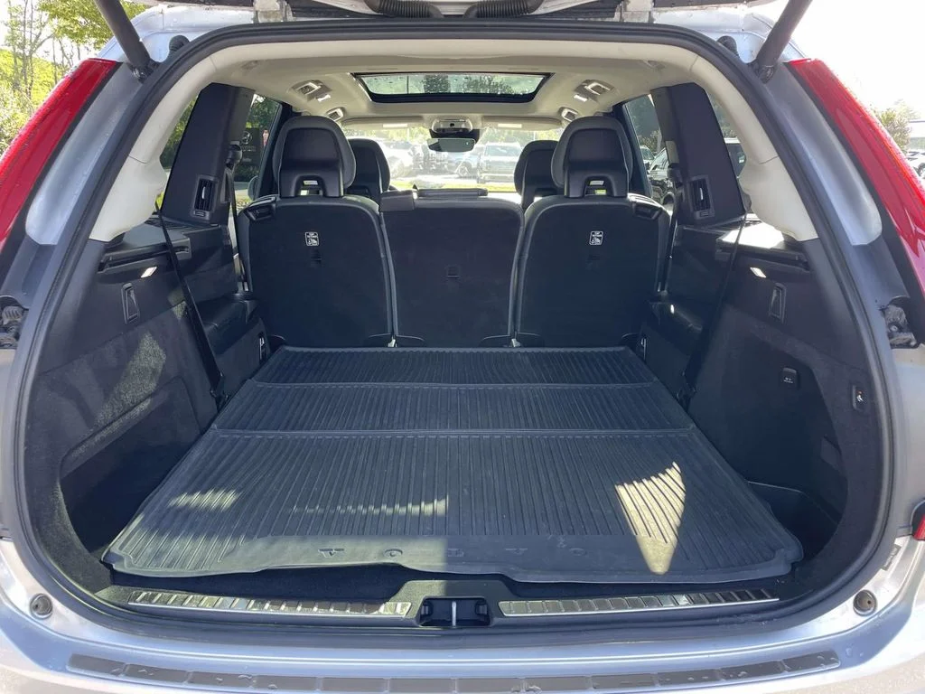 Used 2020 Bright Silver Metallic Volvo Momentum image 30