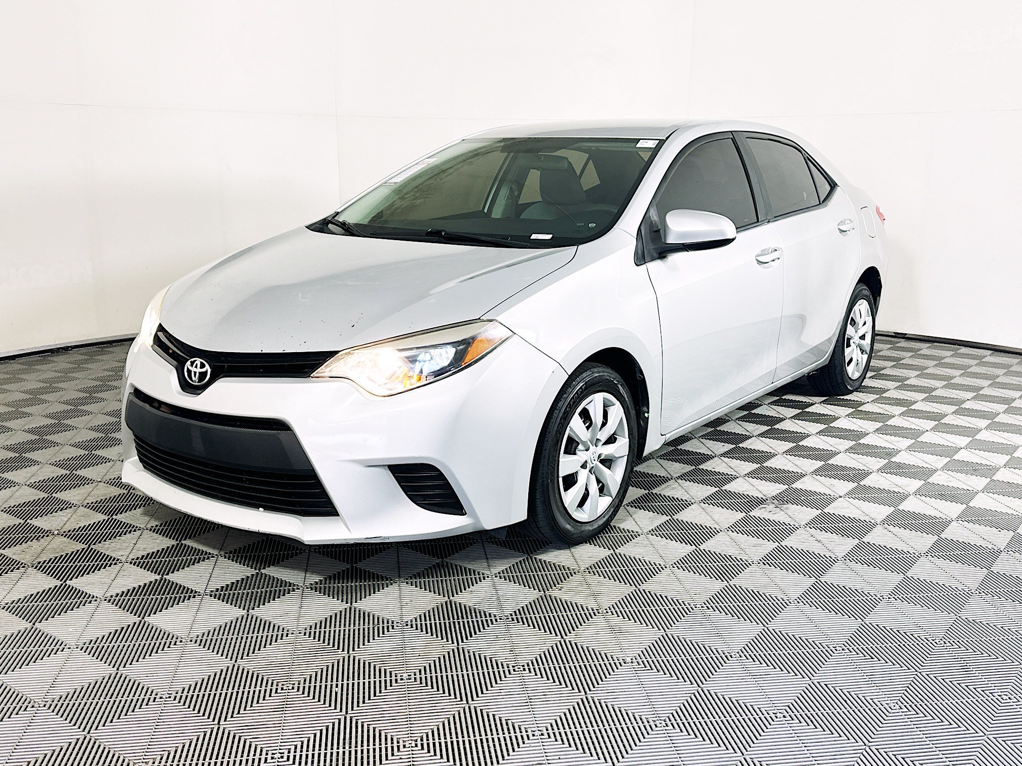 Used 2014 Classic Silver Metallic Toyota LE image 7