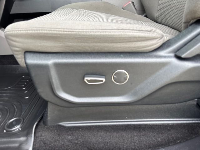 Used 2017 Champagne Ford XLT image 16
