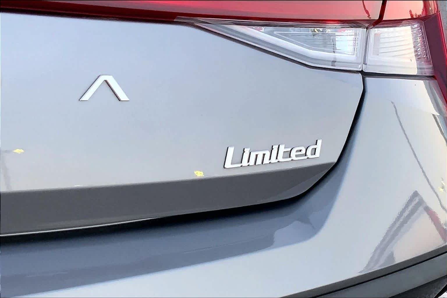 Used 2024 Fluid Metal Hyundai Limited image 9