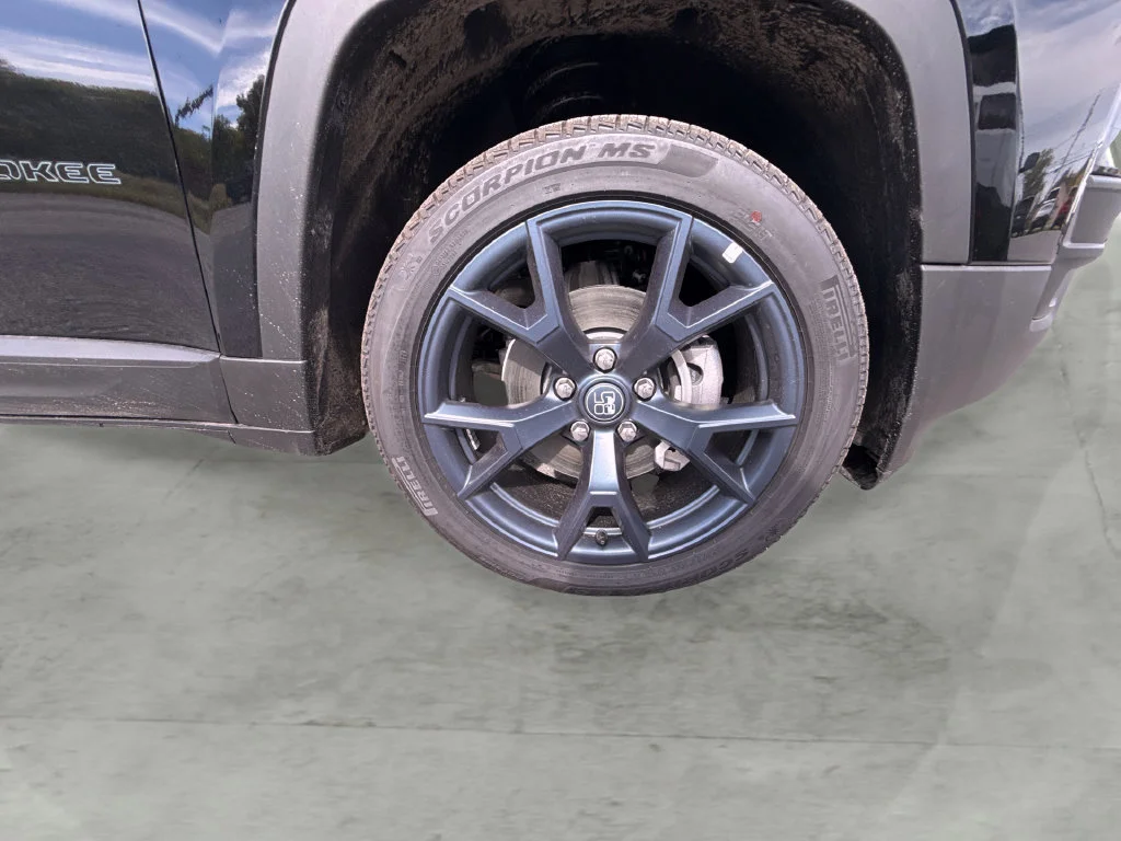 New 2026 Diamond Black Crystal Pearl-Coat Exterior Paint Jeep  image 9
