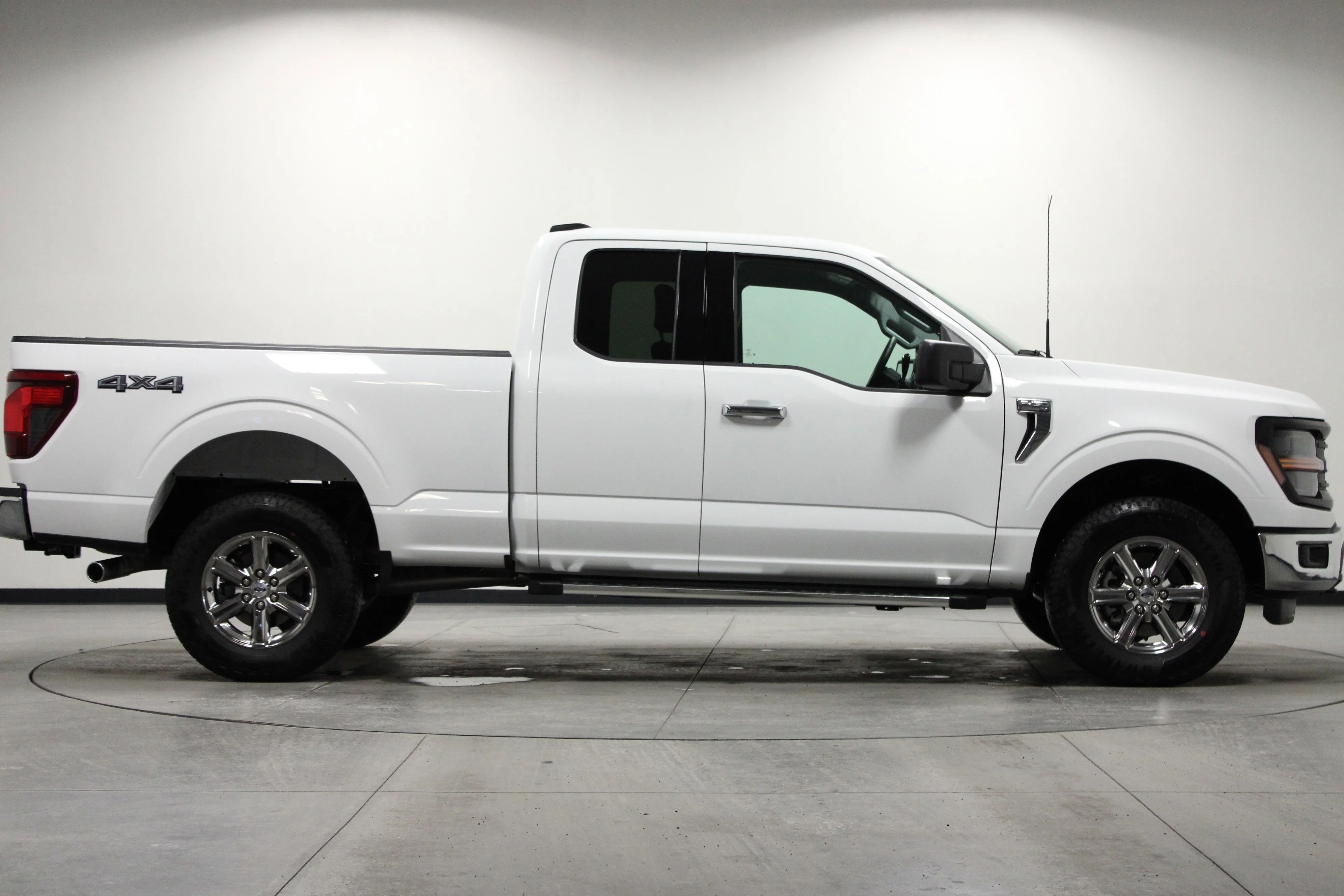 Used 2025 Oxford White Ford XLT image 3