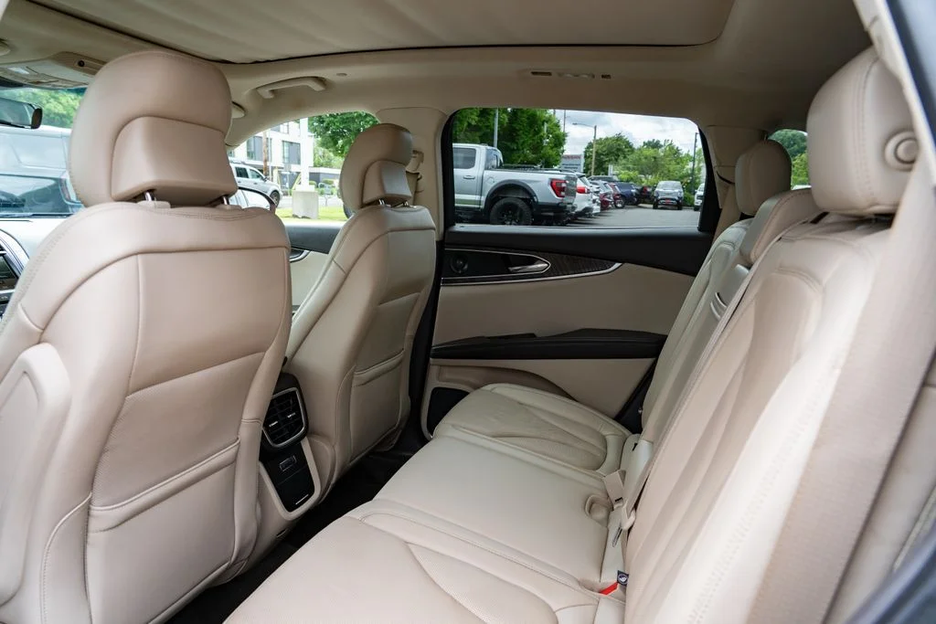 Used 2019 Red Lincoln Reserve image 23
