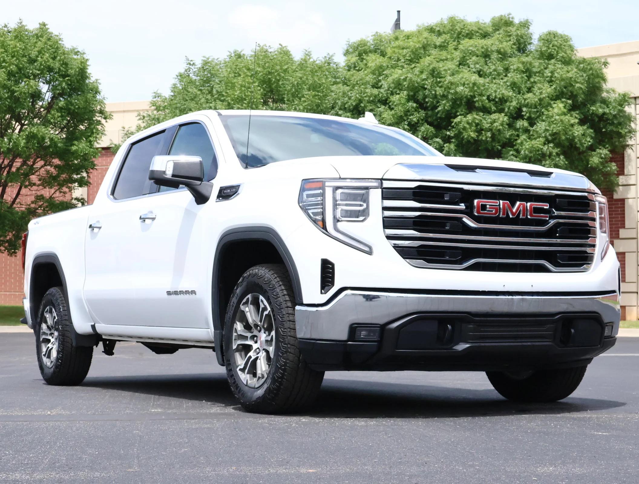 2025 GMC Sierra 4WD Crew Cab Short Box SLT's photo
