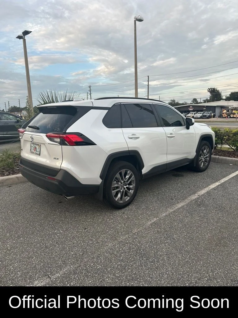 Used 2025 Off-white Toyota XLE Premium image 1