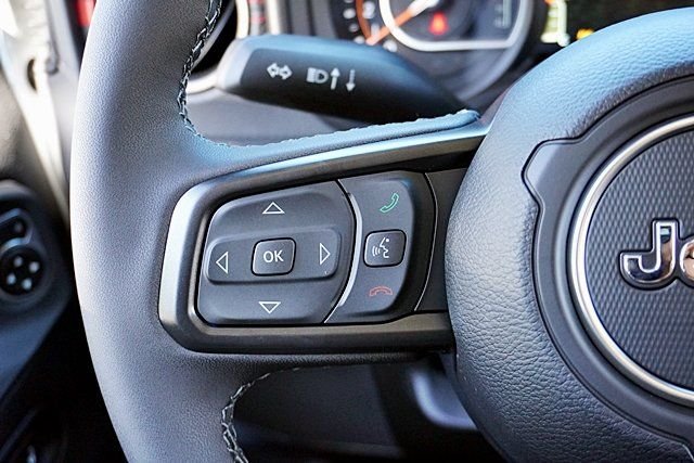 New 2026 Bright White Clear-Coat Exterior Paint Jeep Rubicon image 38