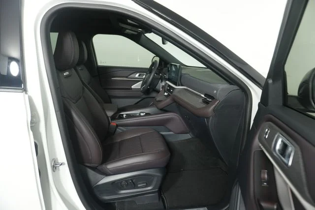 New 2027 Star White Metallic Tri-Coat Ford Platinum™ image 32