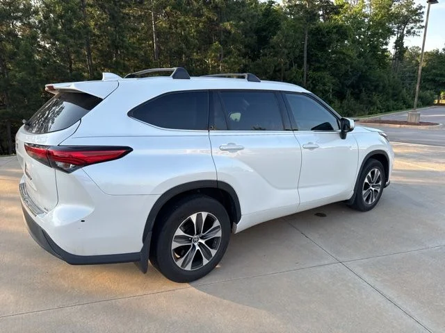 Used 2022 Pearl Toyota XLE image 8