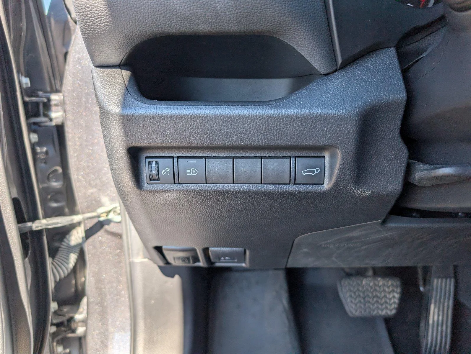 Used 2022 Magnetic Gray Metallic Toyota XLE Premium image 28